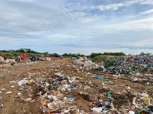 Gancheros denuncian supuesta falta de tratamiento de basuras en el vertedero de Concepción - Nacionales - ABC Color