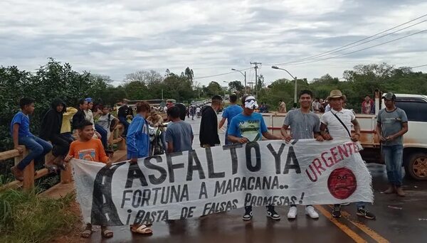 Cierran ruta para exigir construcción de pavimento asfáltico en Canindeyú - Nacionales - ABC Color