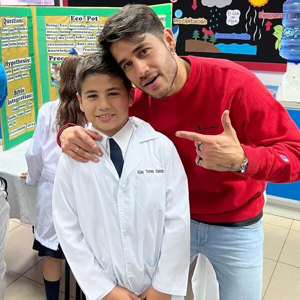 Iván “Tito” Torres, papá orgulloso en la exposición de Elías - Gente - ABC Color