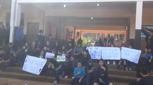 Cambyretá: Alumnos realizan sentata exigiendo que Junta Municipal apruebe obras para su escuela