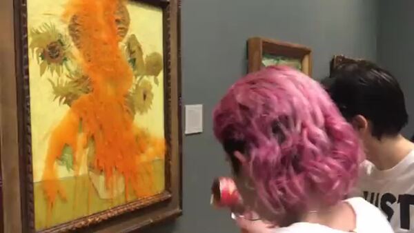 Manchan con salsa de tomate el cuadro "Los Girasoles de Van Gogh" en señal de protesta