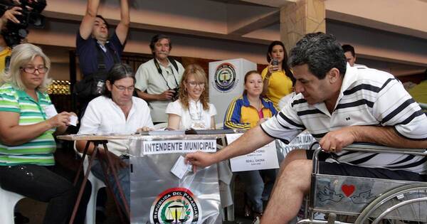 La Nación / Plantean que personas con impedimentos físicos sean acompañadas de un familiar para votar