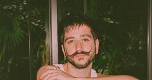 La Nación / Camilo cumplió su promesa de dar un beso y un abrazo a una fan