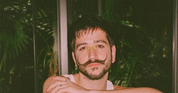 La Nación / Camilo cumplió su promesa de dar un beso y un abrazo a una fan