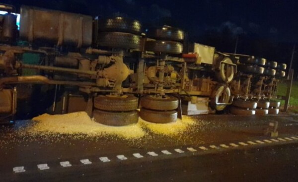 Camión tumbó por mal estado de la calzada, en el km 10