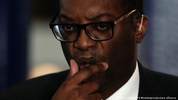 El ministro británico de Finanzas, Kwasi Kwarteng, dejó el cargo