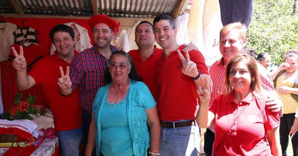 La Nación / “Es la primera vez que un candidato a presidente viene junto a nosotros”, dice artesana de Arazape