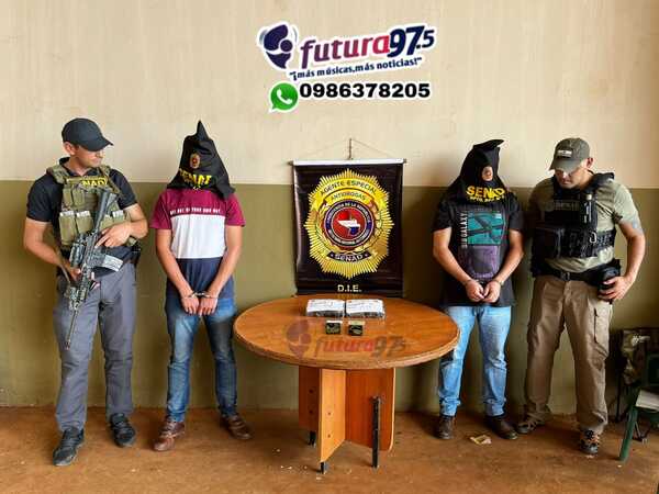 Trasportaban dos panes de cocaína y fueron detenidos
