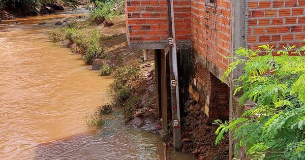 La Nación / El río Paraná bajó dos metros, la inundación se reduce y Cruz Roja sigue alerta en CDE