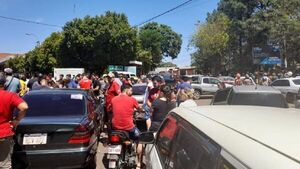 Ante caos por cruce fronterizo, paseros bloquean el Puente San Roque González