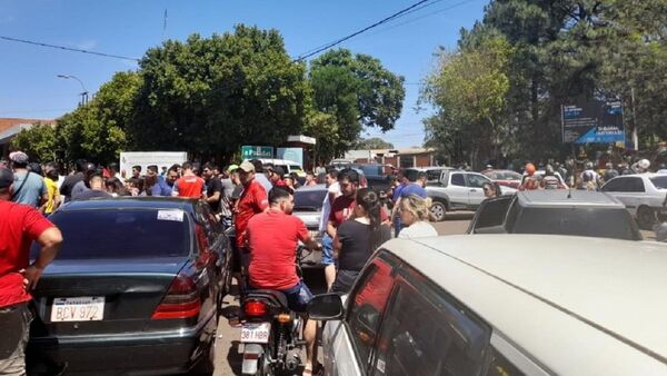 Ante caos por cruce fronterizo, paseros bloquean el Puente San Roque González