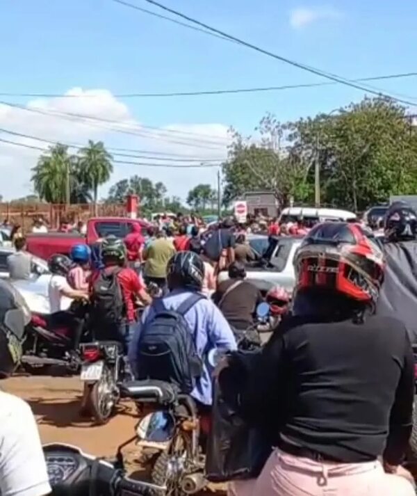 “Paseros” bloquean paso fronterizo en protesta por lentitud en el cruce - Nacionales - ABC Color