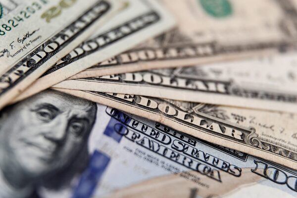 El dólar rompe la barrera de los 4.700 pesos en Colombia - MarketData