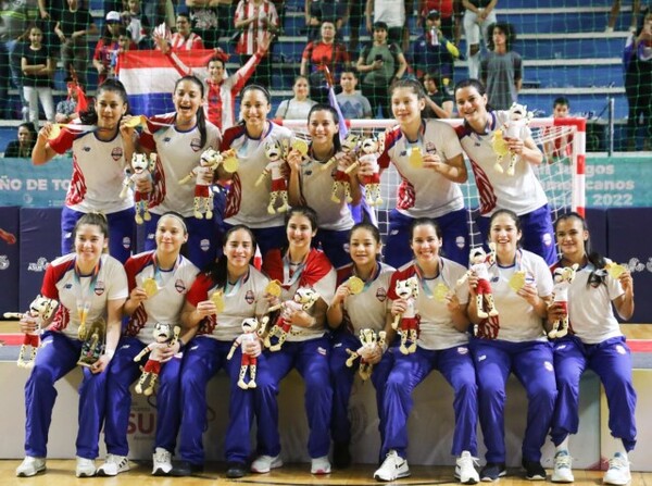 Con la medalla dorada e invictas - APF