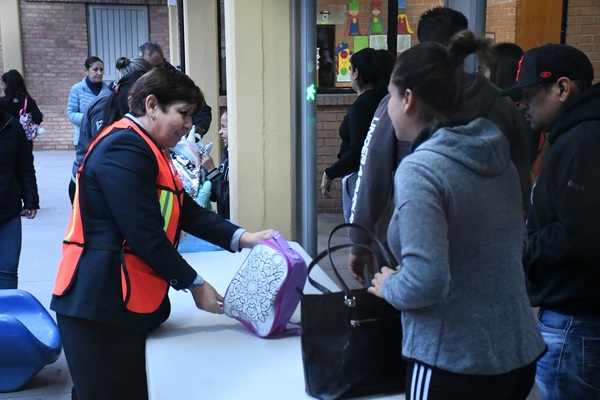 Organización afirma que revisar mochilas de estudiantes viola sus derechos - MarketData