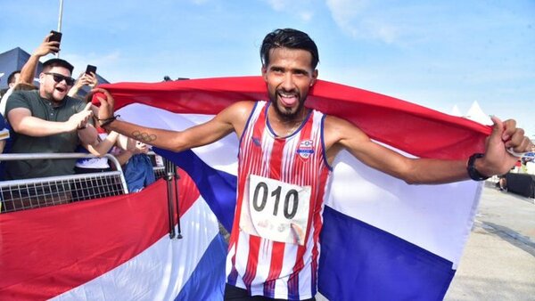 Derlys Ayala se cuelga la medalla de plata