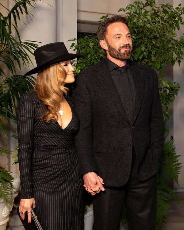 Jennifer López y Ben Affleck optaron por el look “Total Black” en su primer evento como casados - Gente - ABC Color