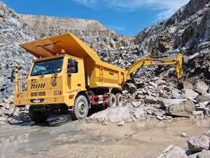 TIMBO realizó la demostración del camión SINOTRUK 90T Minero y de excavadoras SANY