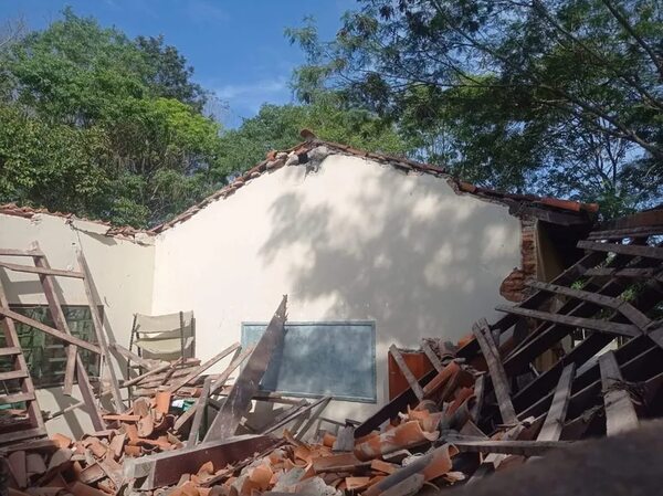 Colapsó el techo del Colegio Nacional San Agustín de Caazapá en la madrugada - Nacionales - ABC Color