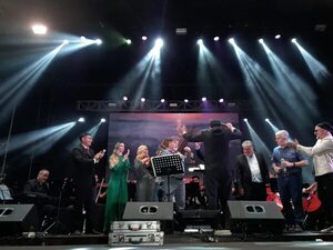 Magia y talento en la noche central de la 50 edición del Festival del Lago Ypacaraí - Música - ABC Color