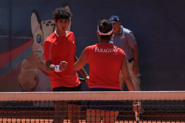 Vero y Dani en un pase de antorcha coronado con una Medalla de Oro | 1000 Noticias
