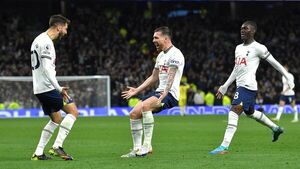 Tottenham no le pierde pisada a los de arriba