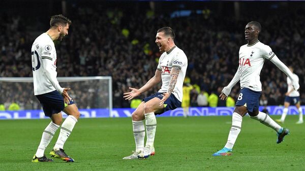 Tottenham no le pierde pisada a los de arriba