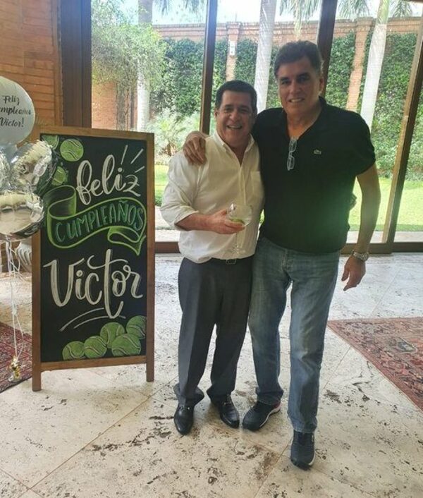 Victor Pecci celebró su cumpleaños con amigos