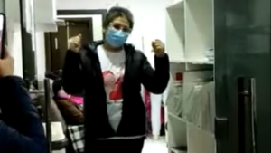 Fue su última sesión de quimio y sus amigos le hicieron fiesta en el hospital