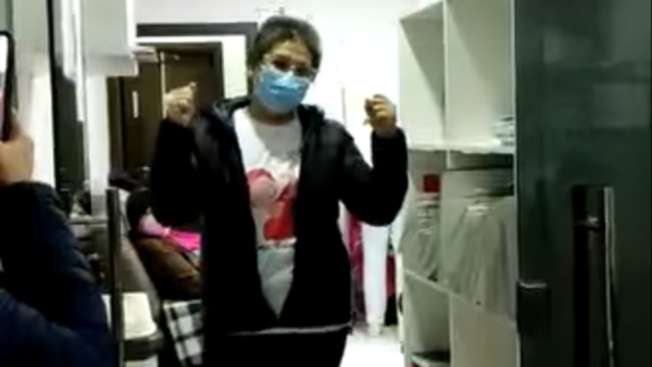 Fue su última sesión de quimio y sus amigos le hicieron fiesta en el hospital