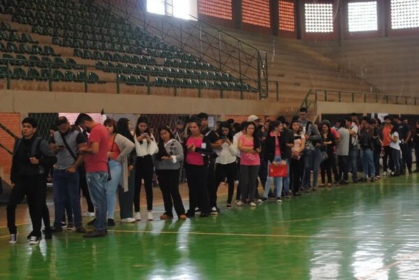 Más de 3.000 personas se presentaron en feria de empleos que ofrecía unos 600 puestos - ABC en el Este - ABC Color