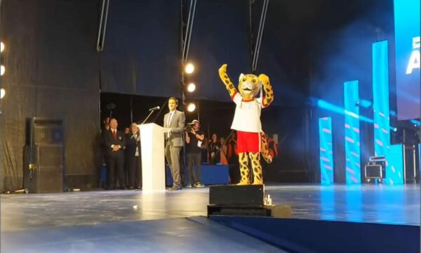 Tirika recibió la medalla de oro por alegrar a Paraguay