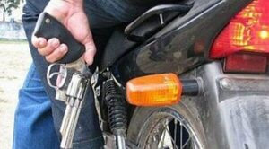 Motochorros matan a un hombre a metros de su casa