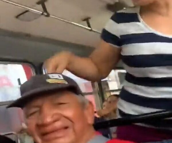 (VIDEO) Doña armó bolonqui porque le quitaron ndaje “el asiento a su hijo” en el colectivo