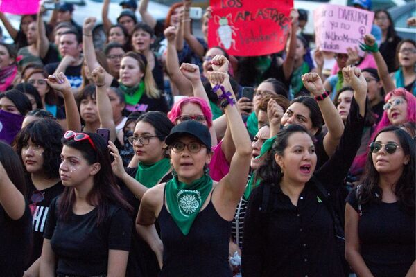 Seis cuestiones en las que se parecen la ideología nazi y el feminismo de género - Informatepy.com