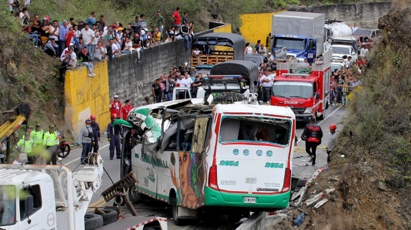 Veinte muertos y quince heridos al volcar un ómnibus en Colombia