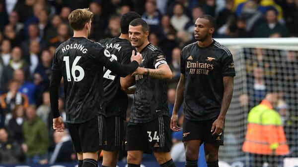 Arsenal mantiene el liderato en un duelo eterno