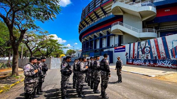 Indagan supuesto soborno de barras a policías para superclásico