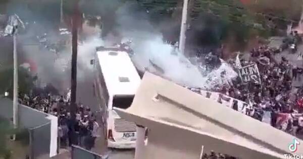Crónica / [VIDEO] El impresionante "mimo" de los hinchas franjeados a los jugadores