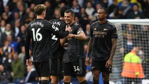 Arsenal mantiene el liderato en un duelo eterno