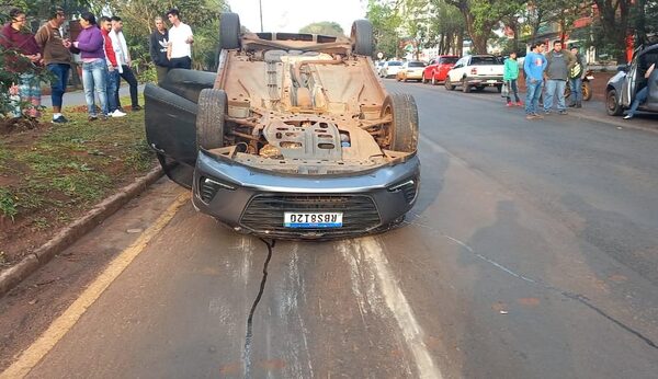 Choque y vuelco sobre Ruta Py 02