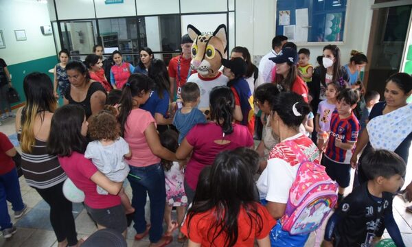 Tiríka visita a niños del Hospital Los Ángeles