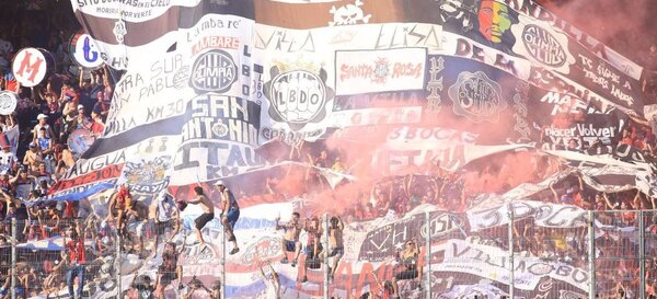 Hinchas de Cerro exhiben banderas de Olimpia