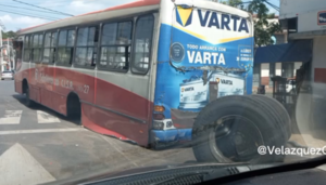 ¡Es posiblena! La linea 27 perdió sus ruedas en pleno domingo
