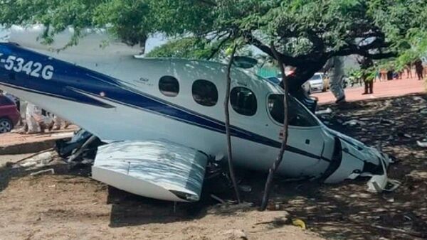 Avioneta se sale de pista y arrolla a niño que estaba en una playa