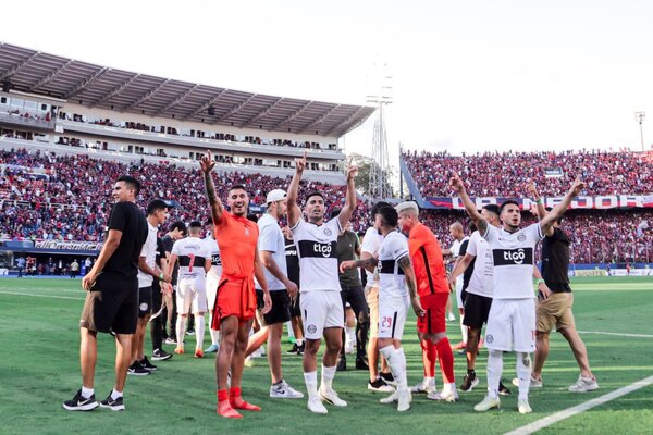 Efusivo festejo y dedicatoria clásica de los jugadores Olimpia en la Nueva Olla