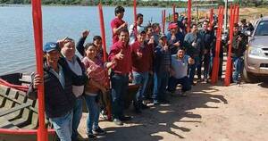 La Nación / Donan 25 canoas para pescadores