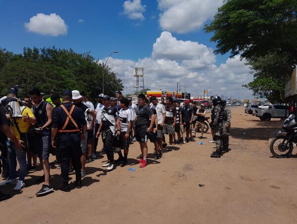 Policía demoró a unos 52 hinchas tras el superclásico · Radio Monumental 1080 AM