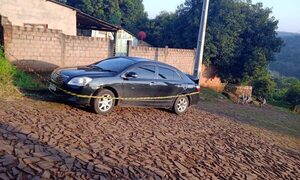 Abandonan automóvil del que robaron 30 computadoras portátiles