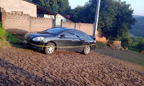 Abandonan automóvil del que robaron 30 computadoras portátiles